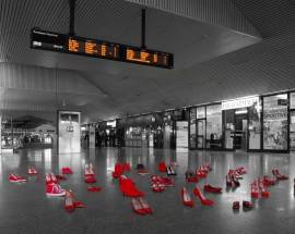 VIOLENZA CONTRO LE DONNE: GRUPPO FS, SCARPE ROSSE ALLA STAZIONE DI PESCARA