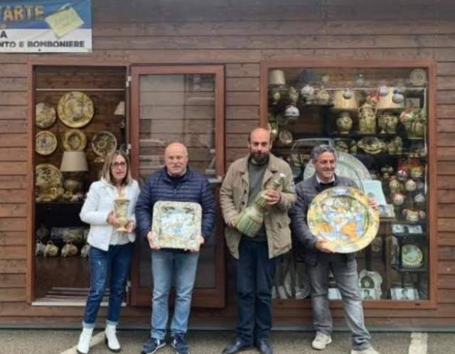 CASTELLI: ARTIGIANI SFRATTATI DONANO SCARPETTE ROSSE A CONSIGLIERA PARITA’
