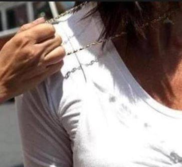 CHIETI: 22ENNE STRAPPA CATENINA SU BUS, INSEGUITO E ARRESTATO
