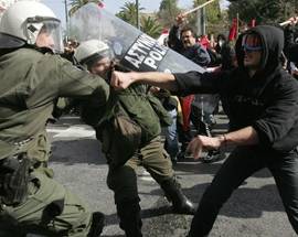 GRECIA: CENTINAIA DI MIGLIAIA DI PERSONE PROTESTANO NEL SILENZIO DEI MEDIA