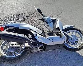 L’AQUILA: AUTO CENTRA SCOOTER IN ROTATORIA, DUE GIOVANI FERITE
