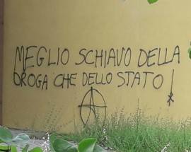 ‘MEGLIO SCHIAVO DROGA CHE DELLO STATO’: ‘IGNOBILE’ SCRITTA SU MURO SCUOLA A SAN NICOLO’ A TORDINO