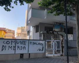 ”COMUNE E PALAZZINARI DI M…”: LA SCRITTA, INSIEME A ESCREMENTI, A MONTESILVANO