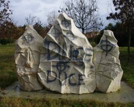 SCRITTE FASCISTE A BOLOGNA SUL MONUMENTO DEDICATO ALLA BRIGATA MAIELLA