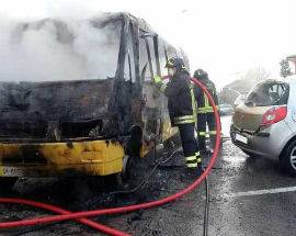 SCUOLABUS IN FIAMME A TORRICELLA  SICURA, AUTISTA SALVA I BAMBINI
