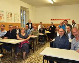 AVEZZANO: EX ALUNNI SCUOLA ELEMENTARE SI RITROVANO DOPO 47 ANNI NELLA STESSA CLASSE CON LA MAESTRA