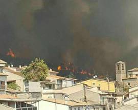 FIAMME NEL PARCO SIRENTE: A RISCHIO SECINARO; COMMISSARIO, ”IMPOTENTI”