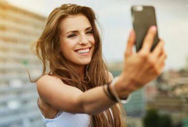 MEDICI E SELFIE, ”MILLENNIALS CI CHIEDONO DI CORREGGERE DIFETTI CHE NON ESISTONO”