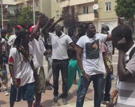 MONTESILVANO: SGOMBERO  GHETTO DI VIA ARIOSTO SENEGALESI MANIFESTANO SOTTO IL COMUNE