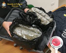 GUARDIA DI FINANZA SEQUESTRA DUE CHILI DI MARIJUANA A PESCARA