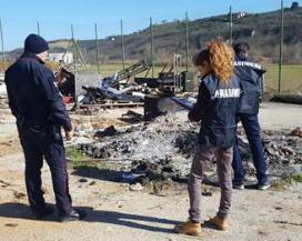 BANCALI E MATERIALI IN PLASTICA BRUCIATI, SEQUESTRATO DEPOSITO A COLLECORVINO