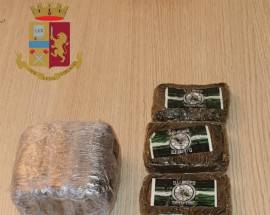 PERCORRE A PIEDI A24: ARRESTATO DALLA POLIZIA MENTRE TENTA DI DISFARSI DI SOSTANZA STUPEFACENTE