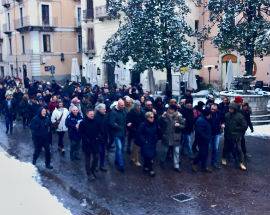 COMMERCIO IN CRISI: SERRATA A SULMONA, IN 250 SFILANO VERSO IL COMUNE