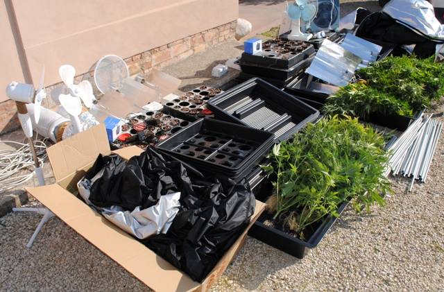 ATRI, SERRE IN CASA CON LA DROGA: ARRESTATO UN GIOVANE