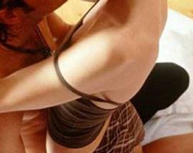 FA SESSO SULLE SCALE, RIMANE INCASTRATA CON LA TESTA NELLA RINGHIERA