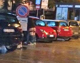 L’AQUILA: SESSO IN CENTRO ALLA FONTANA LUMINOSA, SPUNTA LA FOTO SU FACEBOOK