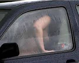 FIDANZATI FOCOSI FANNO SESSO NELL’AUTO SBAGLIATA, ”BECCATI” DALLA PROPRIETARIA