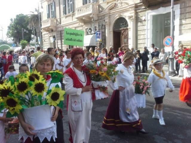 IN 10MILA ALLA SFILATA DEL DONO A LANCIANO, SU 44 CARRI LE PRIMIZIE OFFERTE ALLA MADONNA