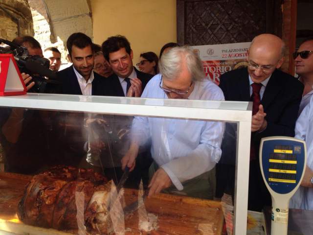 SGARBI TAGLIA LA PORCHETTA A CAMPLI CHE GLI DA’ LA CITTADINANZA ONORARIA
