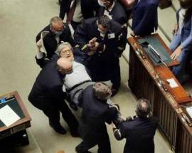 GIUSTIZIA: SGARBI ESPULSO DALLA CAMERA E PORTATO VIA DI PESO