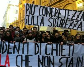 CHIETI: SICUREZZA A SCUOLA, 2 MILA STUDENTI IN CORTEO ”CONTROLLATE GLI EDIFICI”