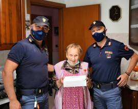 CHIAMA 113 IN LOCKDOWN PER NON SENTIRSI SOLA, AGENTI LE FANNO UNA SORPRESA