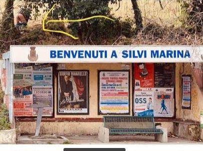 SILVI MARINA: IMMORTALATO MENTRE FA BISOGNI DAVANTI ALLA STAZIONE