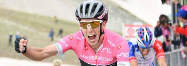 GIRO D’ITALIA: IL BRITANNICO YATES PER PRIMO A CAMPO IMPERATORE, ABRUZZO TINTO DI ROSA