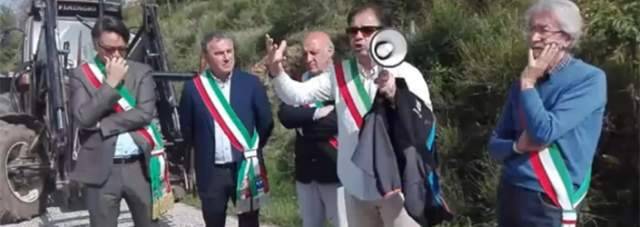 STRADE CHIUSE: BLOCCHI  DI CEMENTO A PACENTRO, ESPLODE PROTESTA CITTADINI