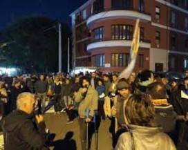 L’AQUILA: MOBILITAZIONE IN DIFESA DEI CURDI, IN 200 ALLA FONTANA LUMINOSA