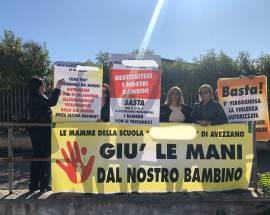 L’AQUILA: BIMBO SOTTRATTO ALLA MADRE, SIT-IN GENITORI DAVANTI AL TRIBUNALE