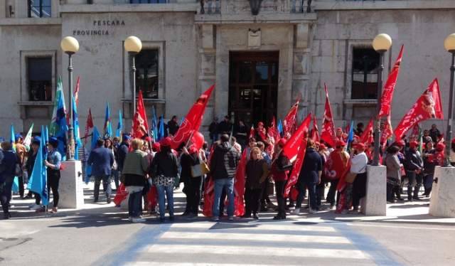TERZIARIO: IN 35MILA ATTENDONO RINNOVO CONTRATTI, SIT-IN A PESCARA