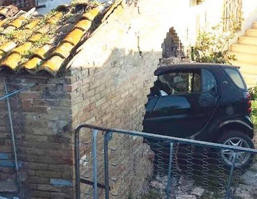 SBANDA E FINISCE CON L’AUTODENTRO UNA CASA A CAPPELLE