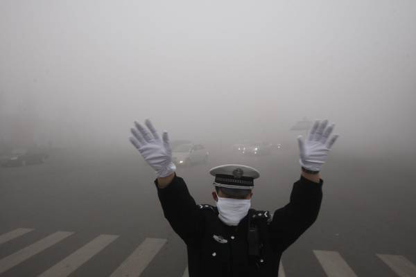CINA: LA CITTA’ PIU’ INQUINATA DEL MONDO, CHIUSI AEROPORTO E SCUOLE