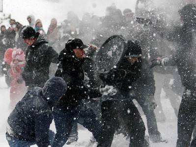 GIOCANO A ”PALLE DI NEVE” MA LA SITUAZIONE DEGENERA RAGAZZI FERMATI DA POLIZIA