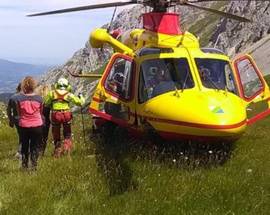 PRECIPITA LUNGO LA DIRETTISSIMA E FINISCE CONTRO ALTRI ESCURSIONISTI, TURISTA ROMANO SALVATO