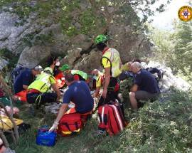 FARA SAN MARTINO: SCIVOLA E SI FRATTURA CAVIGLIA E GINOCCHIO, SOCCORSA TURISTA