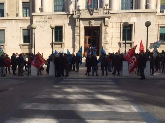 TRIBUTI: A PESCARA PROTESTANO DIPENDENTI SOCIETA’ RISCOSSIONE SOGET