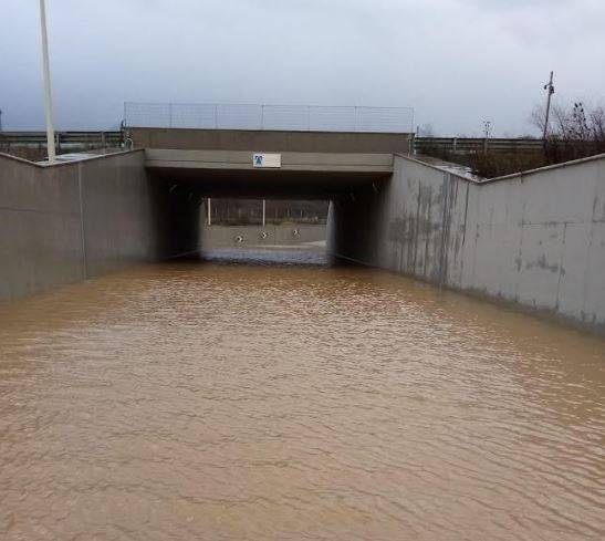 L’AQUILA: SOTTOPASSO SASSA ALLAGATO, MA NON SCATTA POMPA E SEMAFORO ROSSO, SCOPPIA POLEMICA