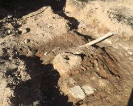 L’AQUILA: DALLO SCAVO DEI SOTTOSERVIZI SPUNTANO RESTI DI UN’ANTICA FONTANA