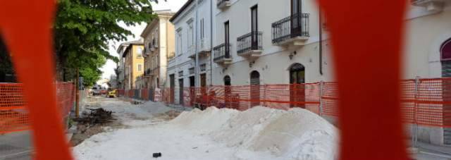 SOTTOSERVIZI L’AQUILA: PALI PER STABILITA’ DEGLI EDIFICI DOVE IL TUNNEL E’ VICINISSIMO
