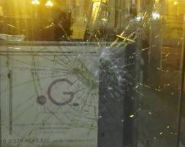 VANDALISMO AL WELCOME POINT IN PIAZZA A L’AQUILA: DIRETTORE VUOL CHIUDERE, MA IL COMUNE RADDOPPIA