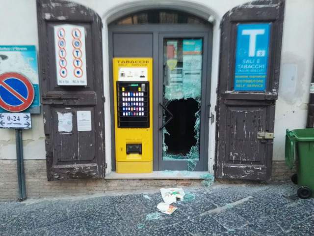 LANCIANO, FURTO CON SPACCATA IN TABACCHERIA IN PIENO CENTRO