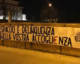 MIGRANTI: L’AQUILA, STRISCIONE CASAPOUND CONTRO ACCOGLIENZA DOPO DENUNCE