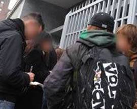 GIOVANE SPACCIA FUORI SCUOLA BECCATO E DENUNCIATO
