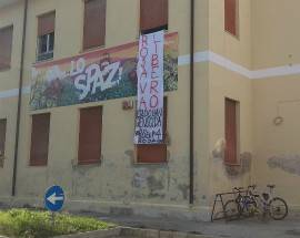 SPAZ PESCARA: STRISCIONI CONTRO ‘SFRATTO’ DAVANTI SCUOLE