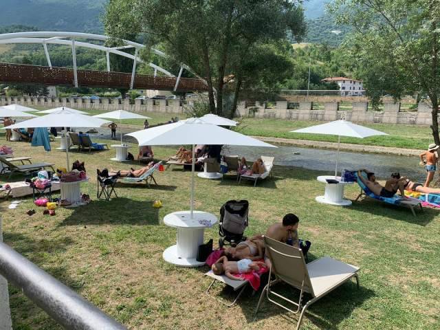 BOOM DI TURISTI SUL SANGRO, SPONDE DEL FIUME COME UN AFFOLLATO LIDO BALNEARE