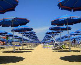 PESCARA: ROMPE BOTTIGLIA E PROVA AD AGGREDIRE COPPIA IN ACQUA