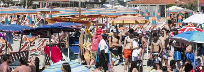 COVID: ABRUZZO TRA REGIONI A ZERO DECESSI, MA TIMORI MOVIDA E SPIAGGE PIENE IN ITALIA