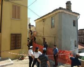 SPOLTORE: EDIFICIO PERICOLANTE SU STRADA INTERMEDIA, CASE EVACUATE
